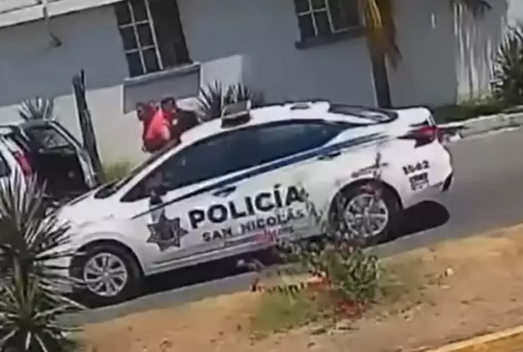 Policía-salva-a-mujer-que-se-atragantaba-en-San-Nicolás-Nuevo-León