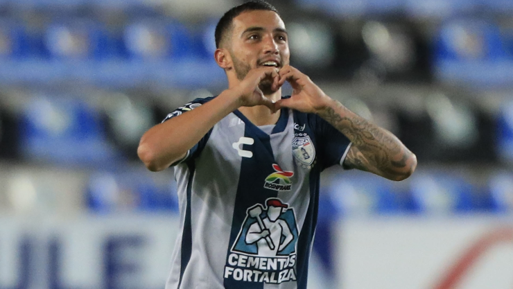 Luis Chávez celebrando un gol con Pachuca