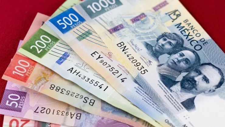 Distintos billetes mexicanos