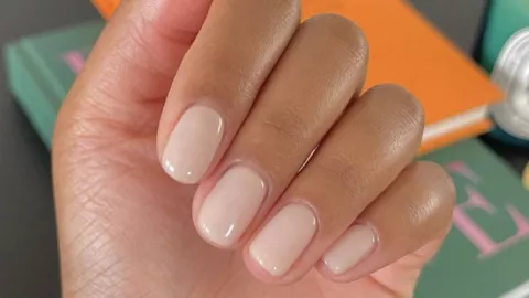 Las soap nails dan un aspecto de uñas limpias recién salidas de la ducha