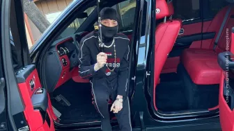 Peso Pluma en su auto.jpg