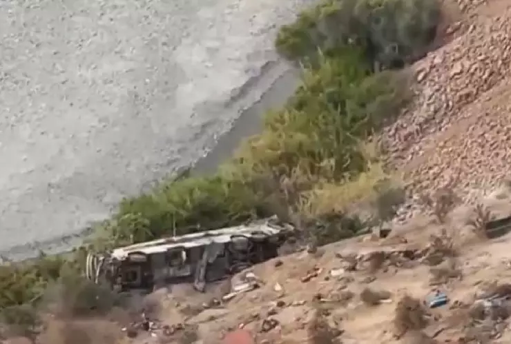 Autobús cae al barranco en Perú.jpg