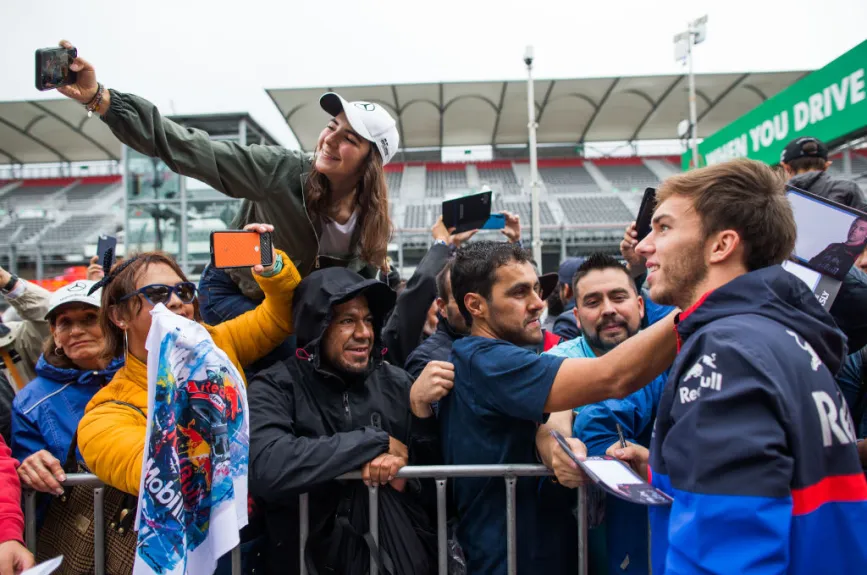 Pierre Gasly firmando autógrafos