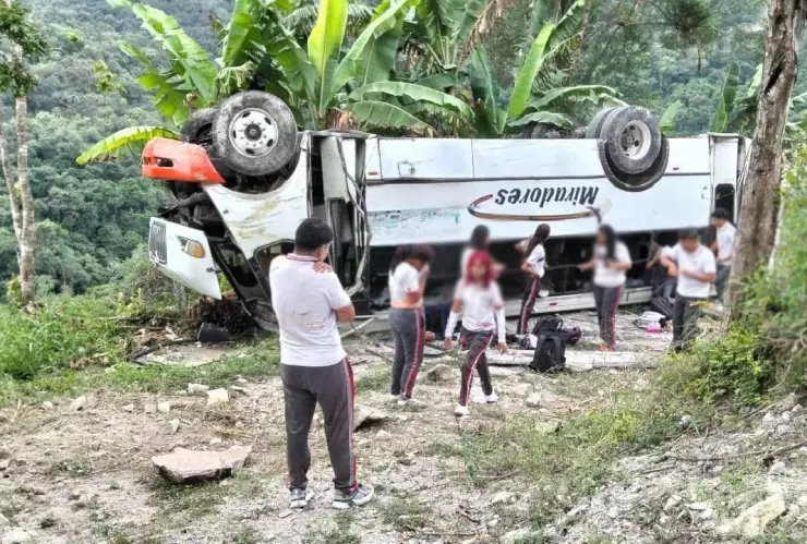 Vuelca autobús con 30 estudiantes en Emiliano Zapata ¿Cuántos resultaron lesionados?