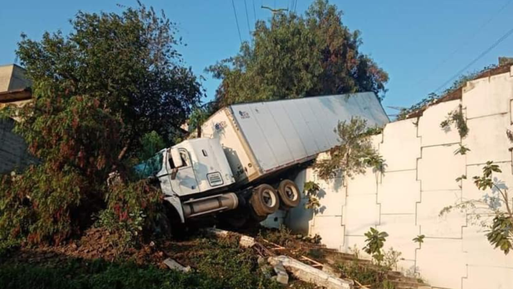 Tráiler cae a un barranco luego de un intento de asalto en la autopista Chamapa-Lechería.