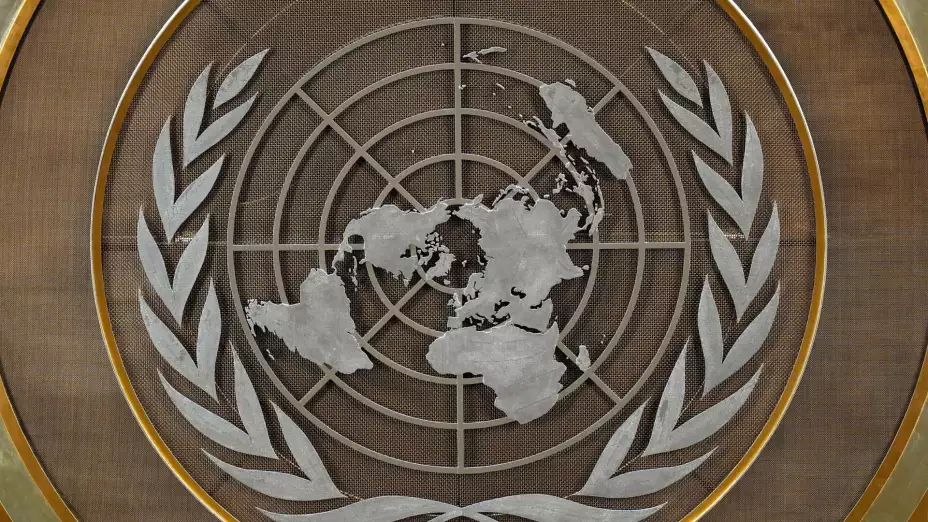 Logotipo de Naciones Unidas en la 79 sesión de la Asamblea General.