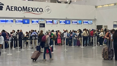 Tres personas resultaron lesionadas después de que un panel de vidrio se reventara y cayera en la zona de arribos internacionales de la Terminal 2 del AICM.
