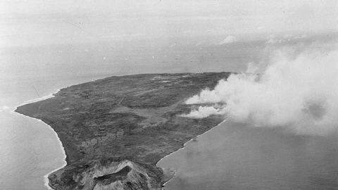 Volcán hizo retroceder al mar y encontraron barcos antiguos.jpg