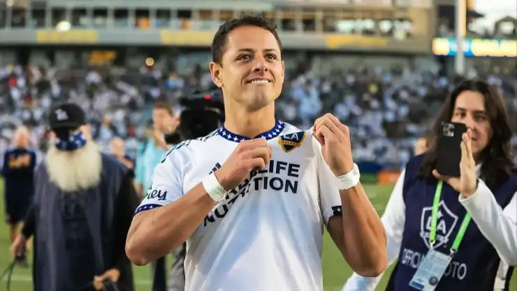 ¿CR7? Chicharito mostró a su contacto más famoso del celular