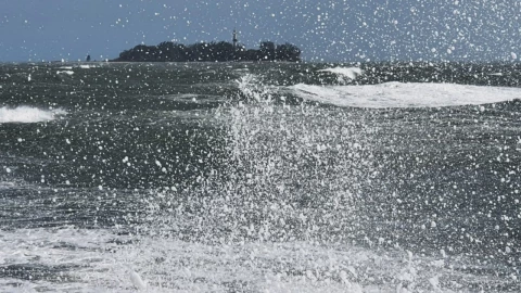 Fuerte oleaje y rachas de vientos