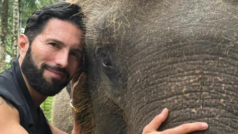 Poncho de Nigris confronta a camarógrafo que despidió por peleas en el pasado