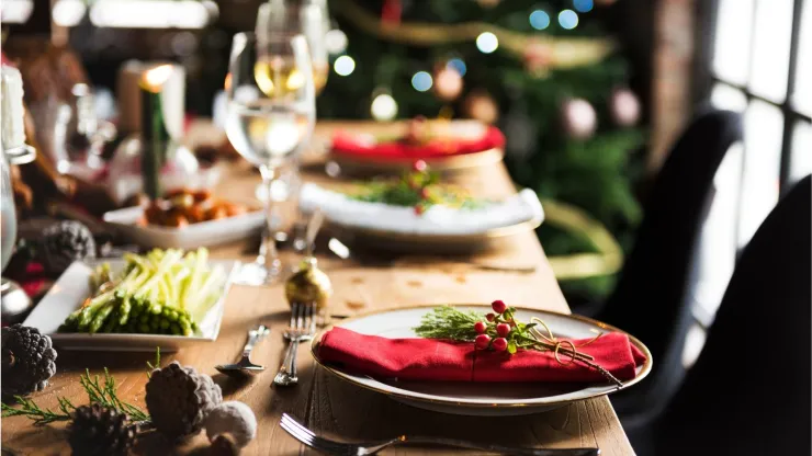 No hay nada establecido para las mesas navideñas, pero ser creativo este 2025 es la tendencia principal.