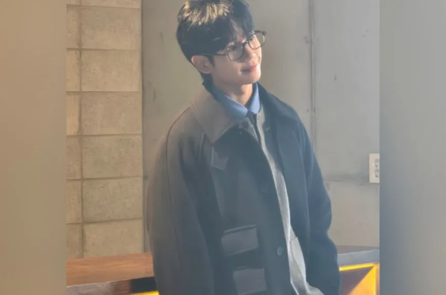 Jung Hae In obtuvo un título en el Departamento de Entretenimiento de Radiodifusión, lo que complementó su formación artística y contribuyó a su desarrollo profesional en el mundo del entretenimiento.
Crédito: @holyhaein