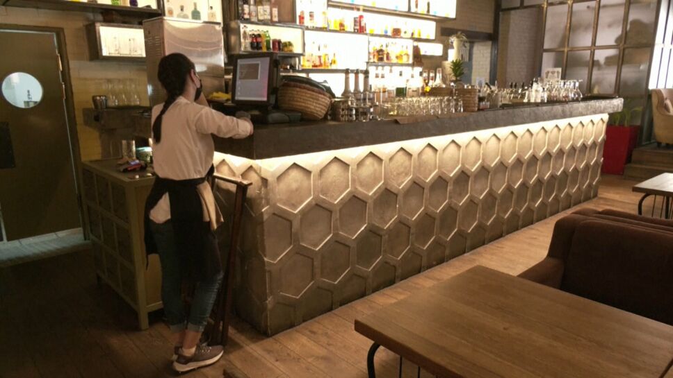 En Moscú restaurantes y bares solo atenderán a vacunados contra COVID.