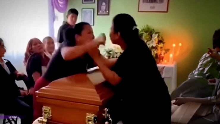 Fiel hasta la tumba, pero no a una sola: Riña en velorio de Veracruz por “doble vida”
