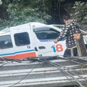 ¡Accidente-en-la-México-Cuernavaca_-Poste-cae-sobre-combi-de-transporte-público-de-la-Ruta-18.webp