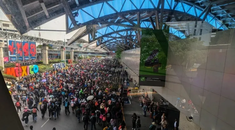 Bloqueos por maestros de la CNTE en la Puerta 4 de la Terminal 1 del AICM.