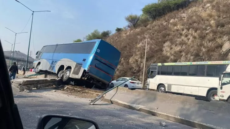 Autobús de pasajeros y tráiler chocan en la carretera México-Querétaro