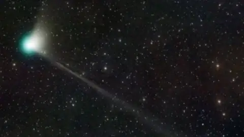 cometa verde en la tierra