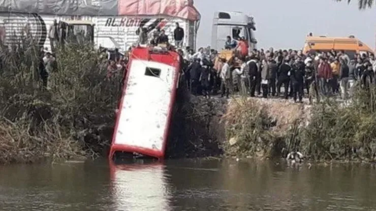 Al menos 21 muertos al caer un autobús de pasajeros a canal en Egipto