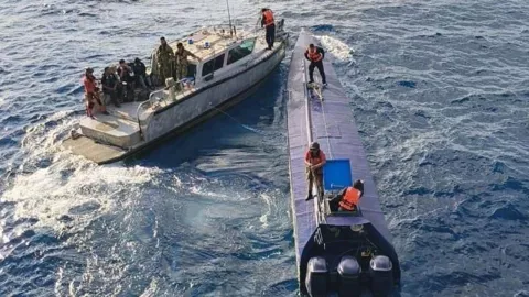 Marina intercepta semisumergible en Colima con 4 toneladas de cocaína