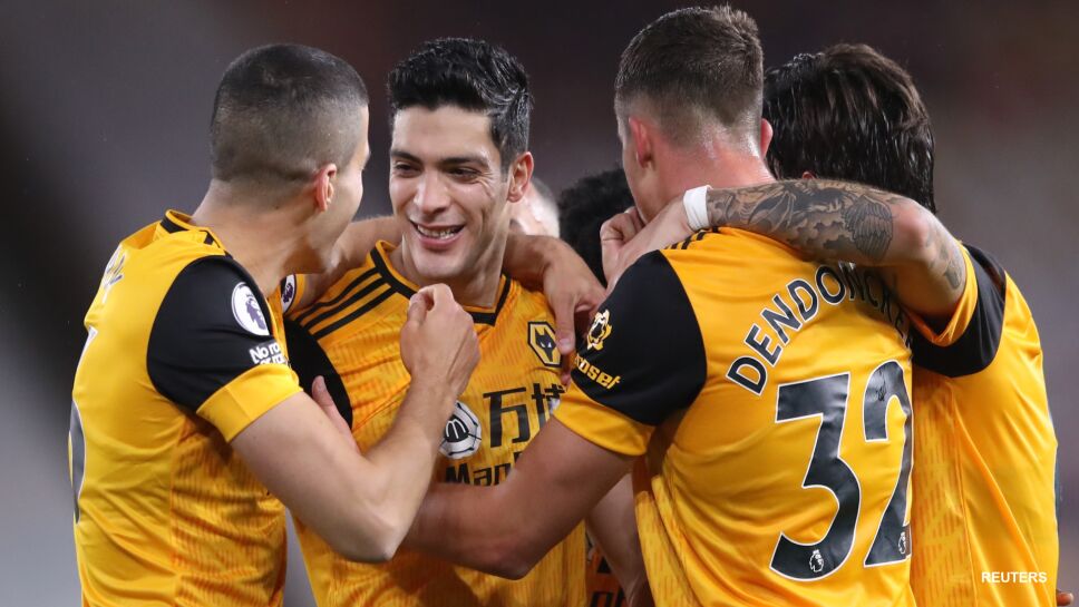 Raúl Jiménez festeja su gran gol