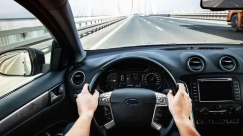 Qué dice la ley de Florida sobre usar el celular en un semáforo en rojo.jpg