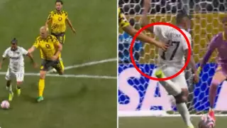 ¿Si era penal? La polémica jugada de Tecatito Corona en el Monterrey vs Dortmund en el Mundial de Clubes 2025