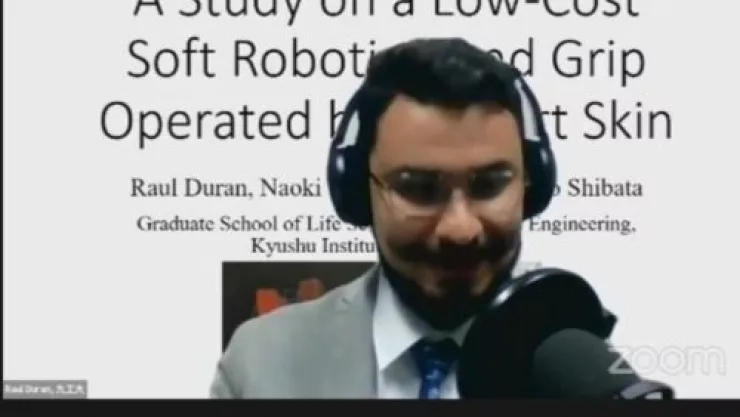 Raúl Durán al momento de obtener el reconocimiento de la Sociedad Robótica de Japón, vía virtual