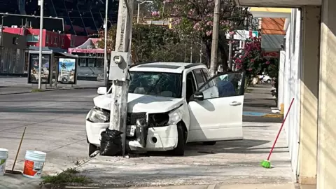 Conductor se estrella en fraccionamiento Virginia de Boca del Rio.