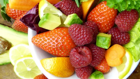 Las 5 frutas con M&Aacute;S fibra para mejorar la salud digestiva