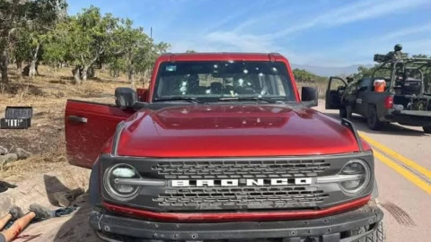 Hallan camioneta utilizada durante enfrentamiento armado en Escuinapa, Sinaloa