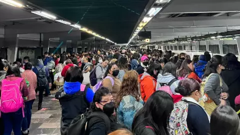 Autoridades reportan saturada la Línea 3 del Metro CDMX hoy 27 de marzo de 2023.