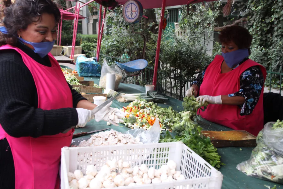 MÉXICO, D.F., 12MAYO2009.- En el mercado sobre ruedas ubicado en la colonia Condesa, en la delegación Cuauhtemoc, autoridades del gobierno capitalino revisaron que los tianguista cumplieran con las medidas sanitarias como el uso de tapabocas y el de los guantes de látex para contener la propagación del virus de la influenza humana.
FOTO: MOISÉS PABLO/CUARTOSCURO.COM