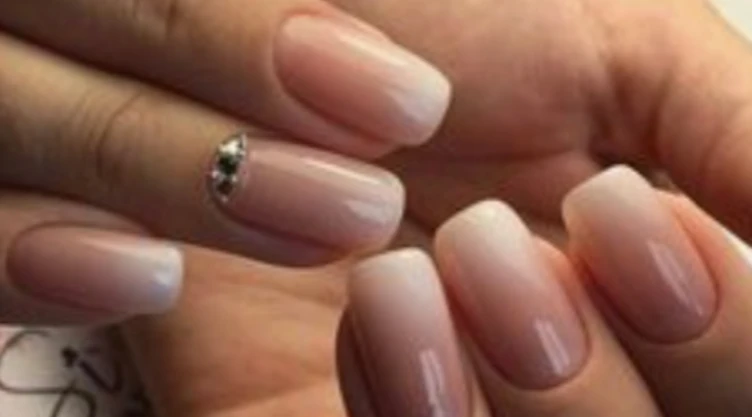 diseños de uñas color rosa con nude