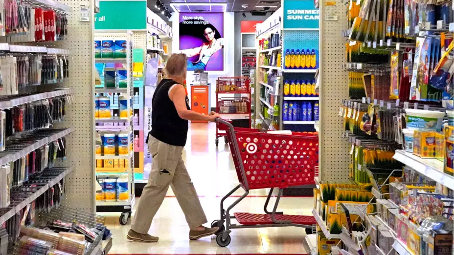 Un cliente realiza compras en una tienda de Pennsylvania, EU.