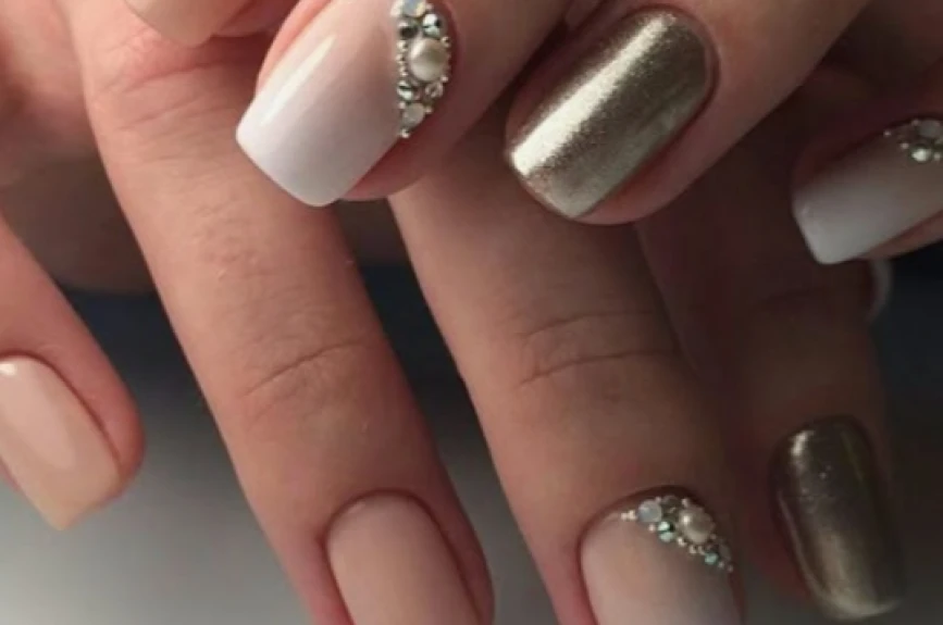 19 ideas de uñas rosas con brillos cortas y largas