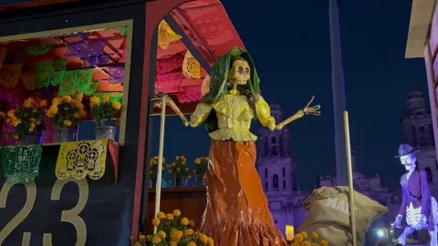 Preparan ofrenda monumental por Día de Muertos 2023 en Zócalo de la CDMX.