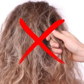 Cómo usar el agua tibia para aplacar el frizz: el truco secreto de las estilistas que pocos conocen