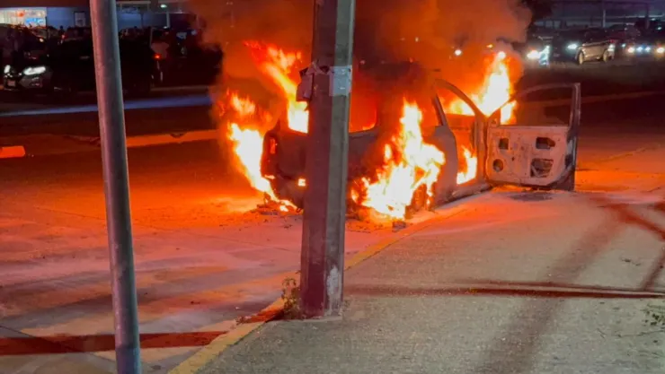 El taxi quedó completamente destruido tras incendiarse en Coatzacoalcos