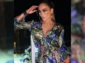 JLo con una toalla en la cabeza..jpg