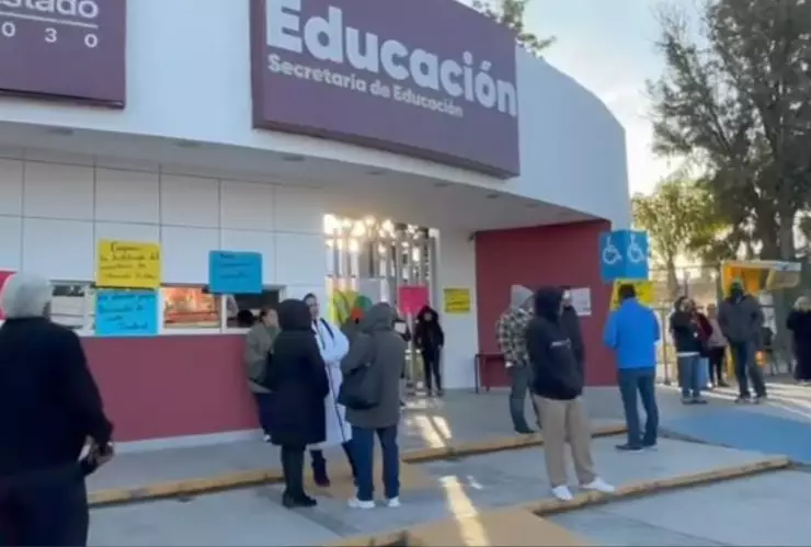 Docentes realizan bloqueo en accesos a la SEP en Puebla por demandas laborales y sindicales