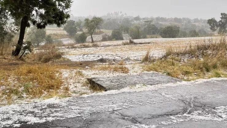 VIDEO: Captan fuerte granizada y tormenta en Puebla hoy; cubrió cultivos y caminos en Aljojuca