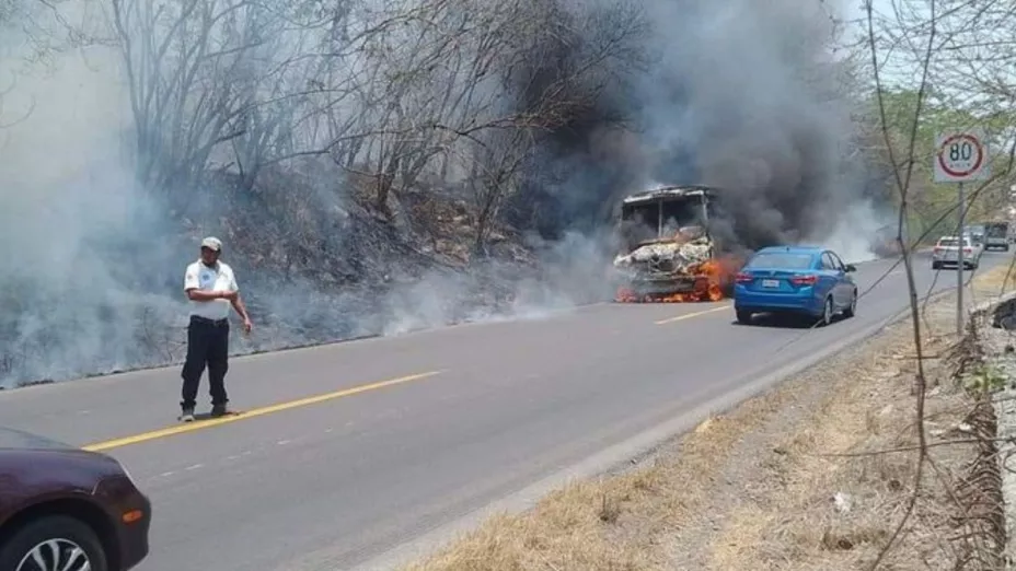 Autobús se incendia en Actopan