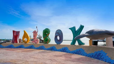 Holbox en Quintana Roo ofrece arenas blancas, mar cristalino y tranquilidad, con mínima presencia de algas.