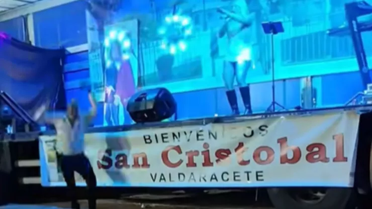 ¡El peor paso de su vida! Captan en VIDEO momento exacto en el que POPULAR CANTANTE cae del escenario y sufre BRUTAL GOLPE.jpg