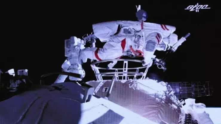 Astronautas de nueva estación espacial china realizan su primera caminata espacial