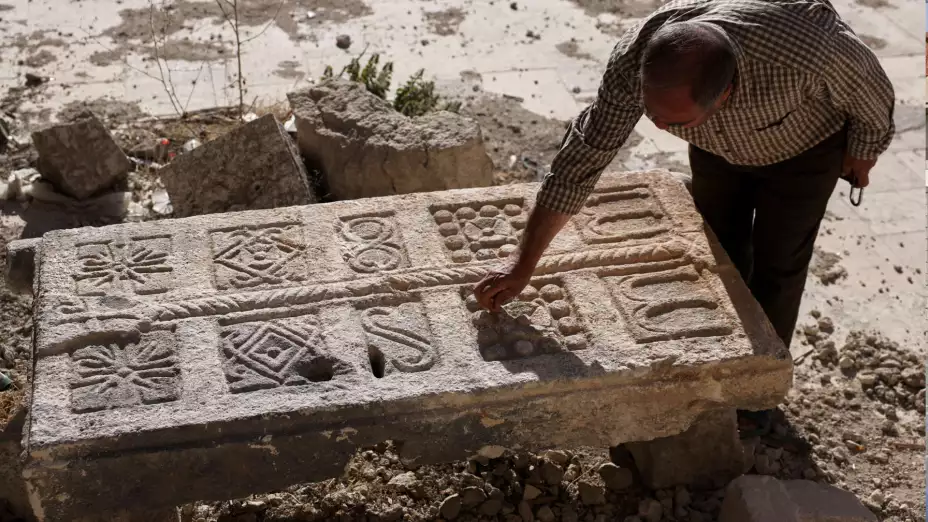 Piedra tallada en un complejo de tumbas subterráneas bizantinas.