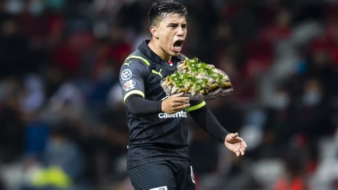 Nene Beltrán jugando con las Chivas en la Liga MX