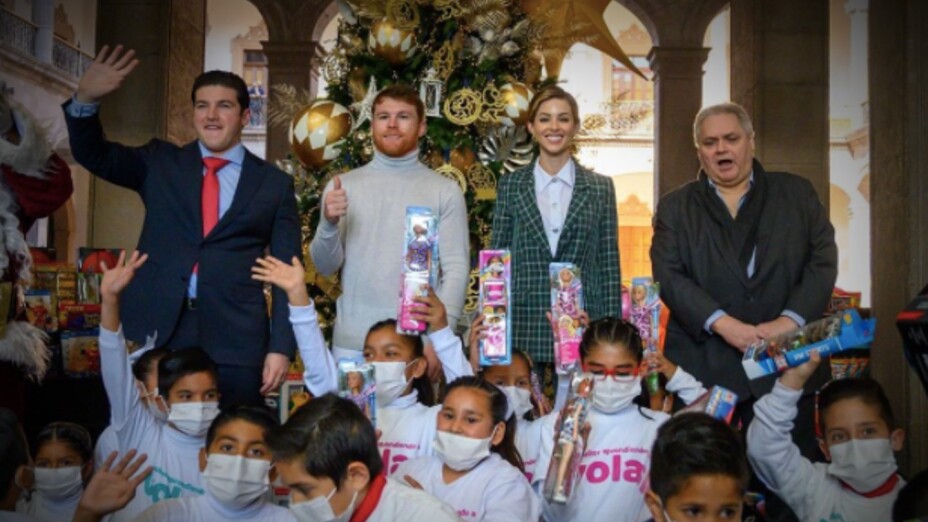 canelo alvarez regala juguetes en monterrey